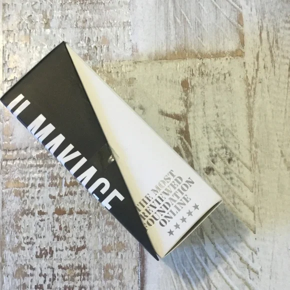 IL MAKIAGE Woke Up Like This Foundation in Black Packaging - Picture 3 of 7